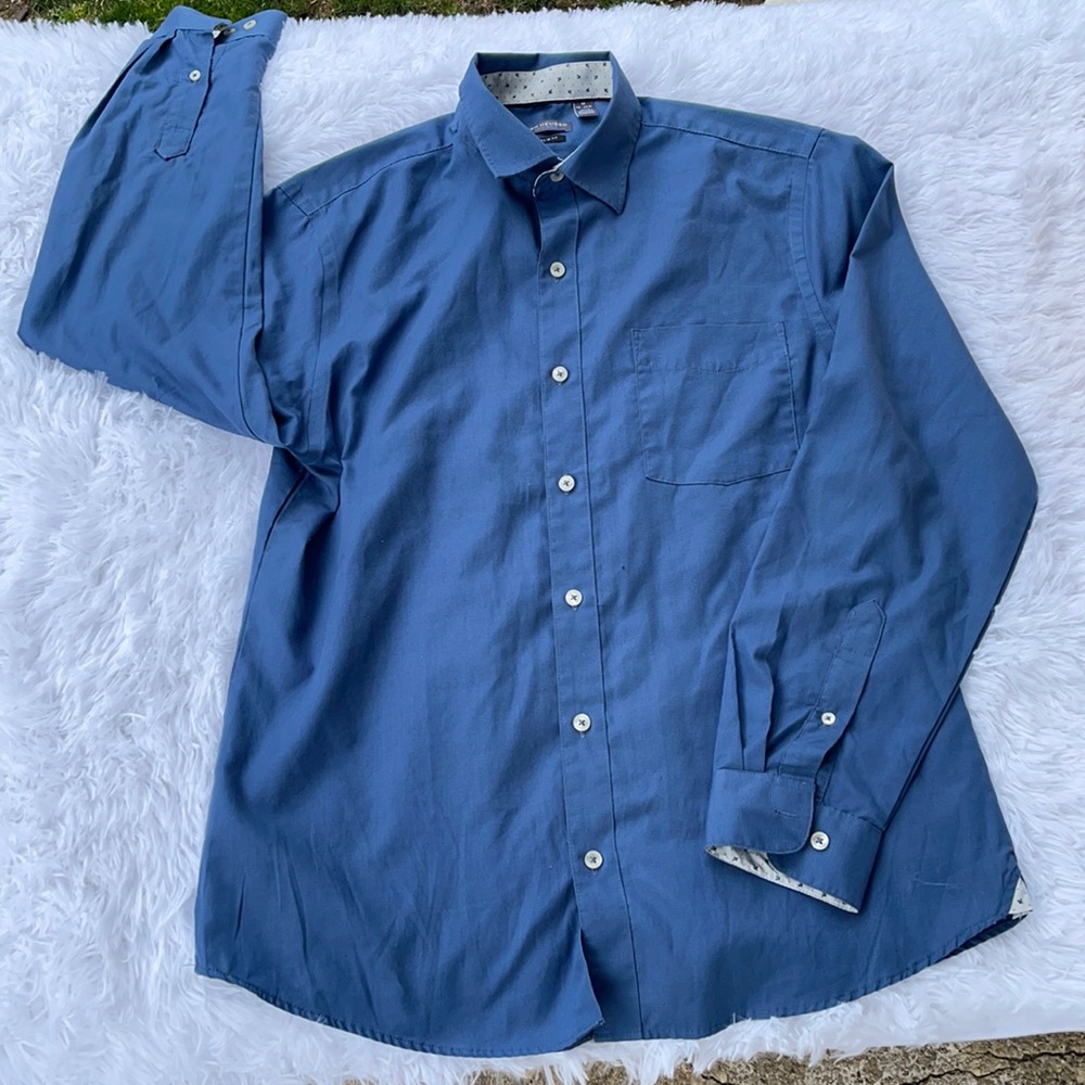 van heusen brand long sleeve button down shirt Size M.